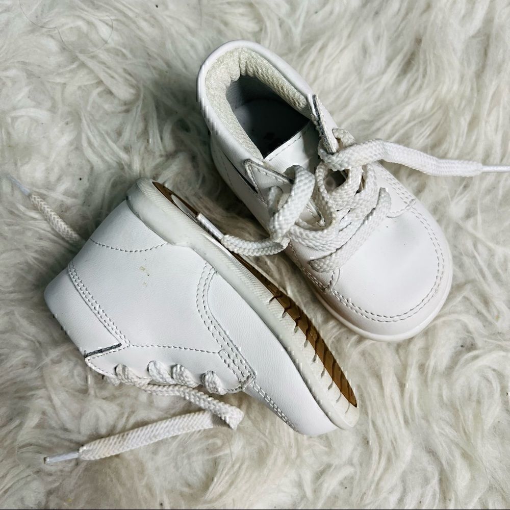 Classy white baby shoes size 4 W